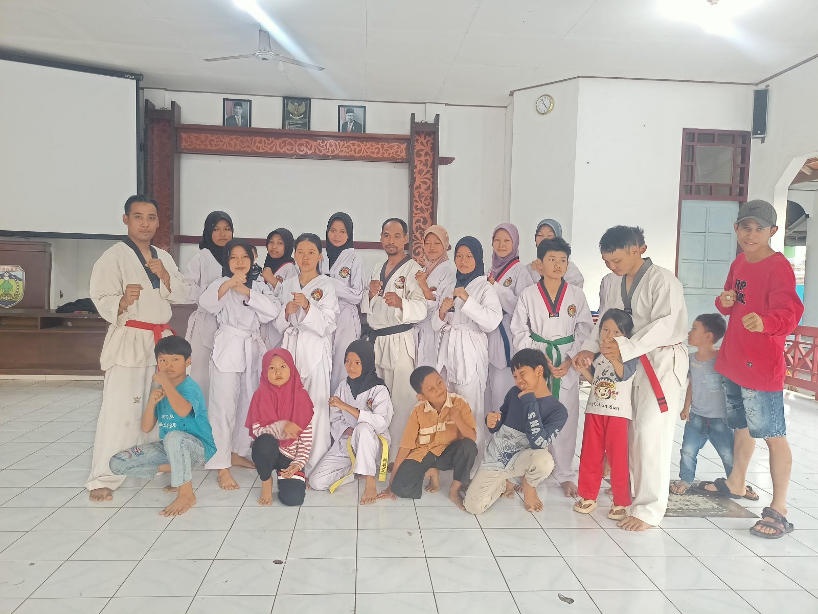 foto bersama anggota taekwondo